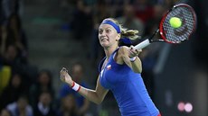 Petra Kvitová returnuje v utkání 1. kola Fed Cupu proti Monice Niculescuové z...