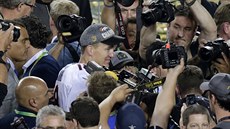 Peyton Manning z Denveru v obleení noviná a fotograf po triumfu v Super...