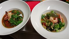 Dvě verze Tom Yam s krevetami. Typické je nádherné prolnutí několika základních... Dvě verze Tom Yam s krevetami. Typické je nádherné prolnutí několika základních...