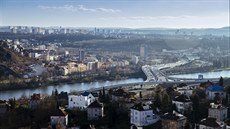 Pohled ze Žvahova. Braník rozdělila Jižní spojka. Pohled ze Žvahova. Braník rozdělila Jižní spojka.