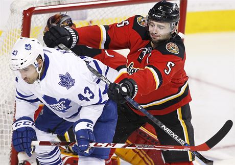 Nazem Kadri (Toronto) je atakován Markem Giordanem z Calgary.