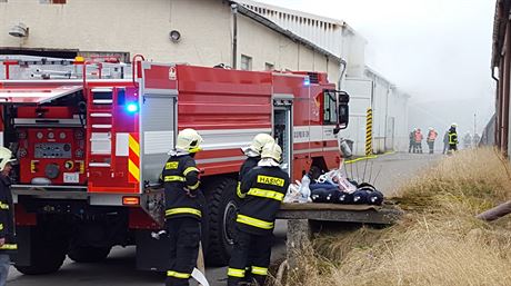 Ti jednotky profesionálních hasi zasahují v Buovicích na Vykovsku, kde po...