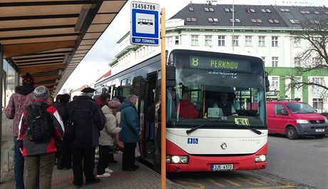 Cestující nastupují na dopravním terminálu v Havlíkov Brod do spoje...