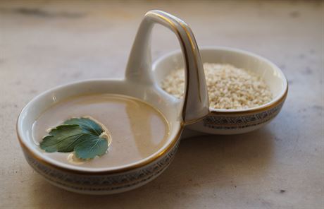 Tahini - sezamov omka, kter me slouit jako pomaznka, zklad dresinku...