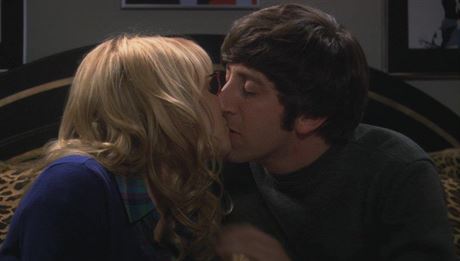 Bernadette (Melissa Rauch) a Howard (Simon Helberg) v seriálu Teorie velkého...