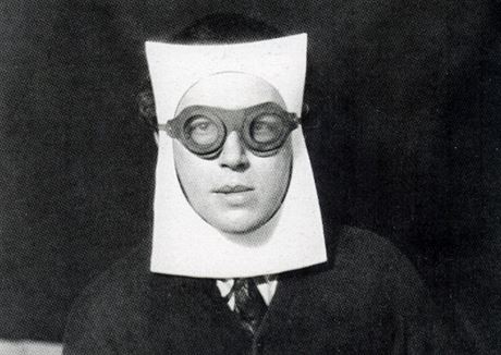 André Breton na slavné fotografii Mana Raye z roku 1930