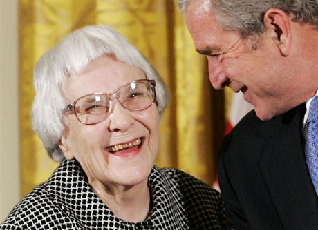 Spisovatelka Harper Lee s Georgem W. Bushem v roce 2007, kdy od nj dostala...