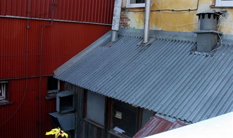 Restaurace umstila vzduchotechniku na mstsk hradby bez souhlasu majitele. 