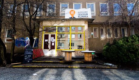 Budova Kliniky chátrala od roku 2009. V prosinci 2014 prázdnou budovu nkdejí plicní polikliniky v Jeseniov ulici obsadili aktivisté 