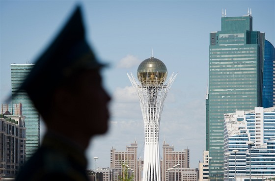 V Bajterek, symbol moderní kazachstánské metropole Astany. Ve zlaté kouli...