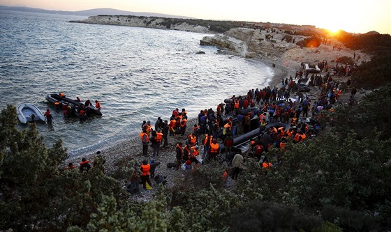 Benci na tureckém pobeí nastupují do lodí smr ecko (7. listopadu 2015)