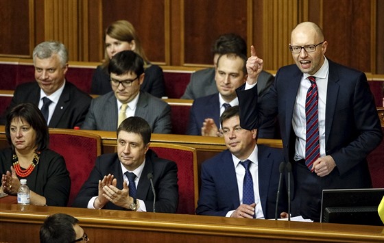 Ukrajinský premiér Arsenij Jaceuk (vpravo) v parlamentu (16. února 2016)