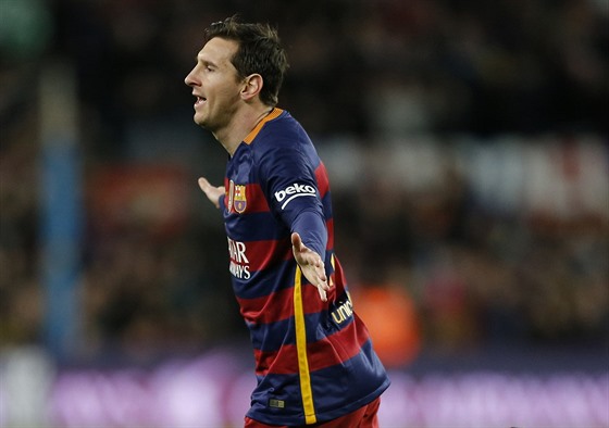 Barcelonská hvzda Lionel Messi slaví svj gól do sít Celty Vigo.