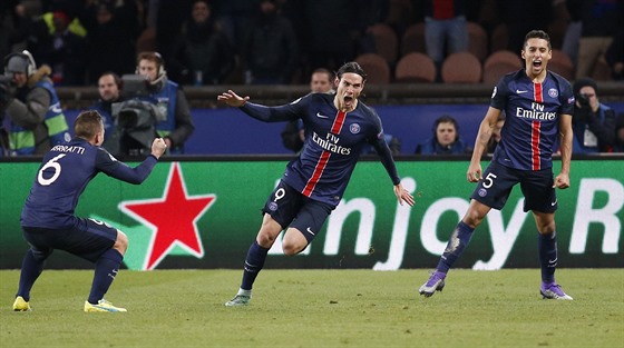 VEDEME! Edinson Cavani z Paris Saint-Germain se raduje z vítzného gólu v...