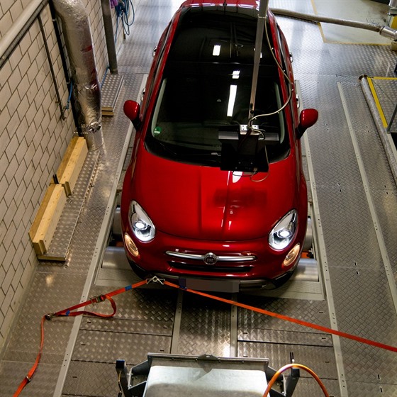 Fiat 500X pi mení emisí ve výcarské laboratoi na objednávku nmecké...