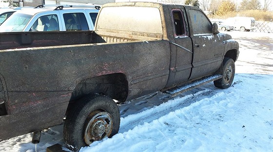 Ukradený pick-up Dodge vylovila policie v Minnesot ze zamrzlého jezera.