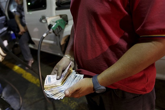 Zamstnanec erpací stanice v Caracasu poítá bolívary vybrané za vydané palivo...