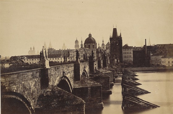 Pohled na Karlv most z Malé Strany (albuminová fotografie, 1855-56)