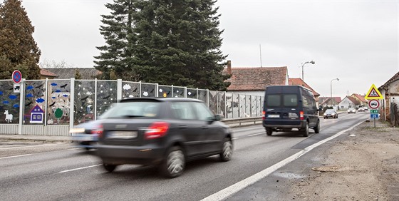 Zahradu kolky v Dasném dlí od runé silnice plot z plexiskla.