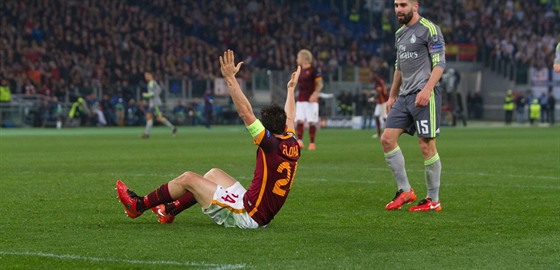 FAUL, PÍSKEJ. Alessandro Florenzi z AS ím sedí na zemi rozhazuje rukama v...