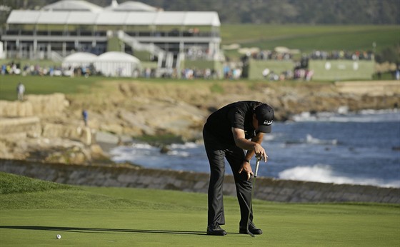 ZLOMENÝ. Phil Mickelson poté, co nepromnil pat na osmnácté jamce a piel o...