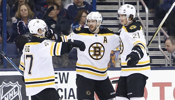 David Krejí (uprosted), Torey Krug a Loui Eriksson slaví gól Bostonu.