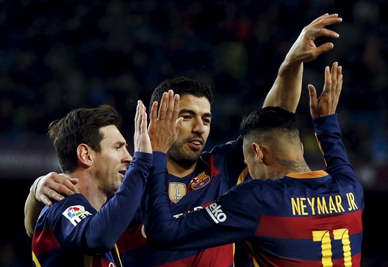 HVZDNÉ TRIO. Lionel Messi (vlevo), Luis Suárez a Neymar slaví gól Barcelony.