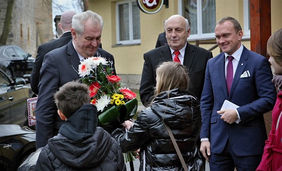 Prezident ve stedu zakoní tídenní návtvu Plzeského kraje. Dopoledne zavítal do Kornatic na Rokycansku.