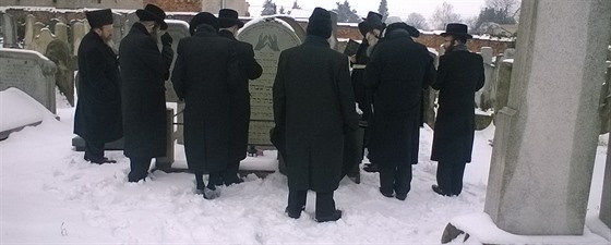 Belgití chasidé u hrobu rabína acha v Holeov.