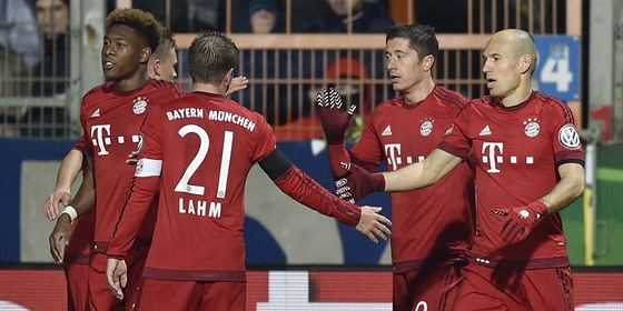 Gólová radost fotbalist Bayernu Mnichov v pohárovém duelu v Bochumi.