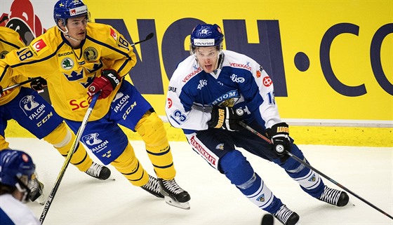 Finský hokejista Mika Niemi (vpravo) se snaí uniknout Johanu Sundströmovi.