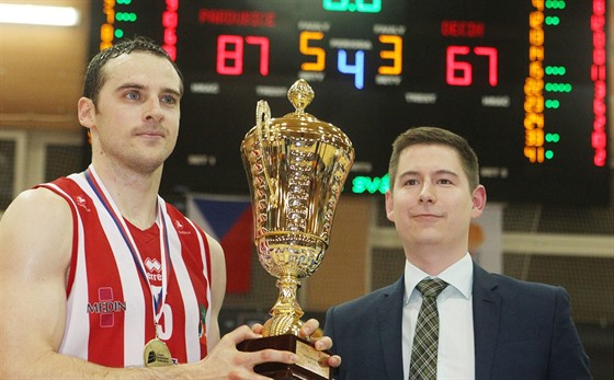 Kapitán pardubických basketbalist Luká Kotas (vlevo) pózuje s trofejí, kterou...
