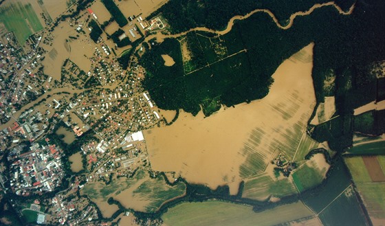 Letecký pohled na zatopenou Litovel na Olomoucku bhem povodní v ervenci 1997.