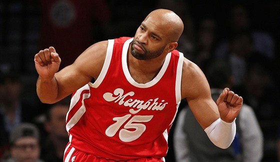 Vince Carter z Memphisu se raduje ze svého koe.