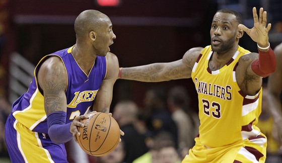 Kobe Bryant (vlevo) z LA Lakers v souboji s LeBronem Jamesem z Clevelandu.