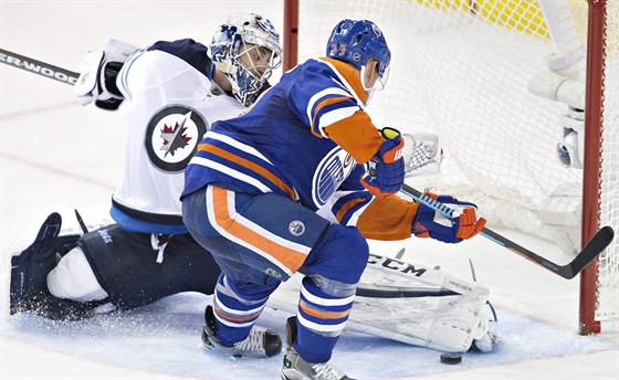 Ondej Pavelec, branká Winnipegu, zasahuje pi nájezdu Matta Hendrickse z...