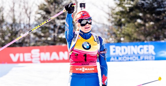 Gabriela Soukalová a její radost v cíli stíhaky v Presque Isle.