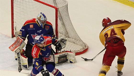 Momentka z hokejového duelu Jihlavy a Budjovic (modrá)