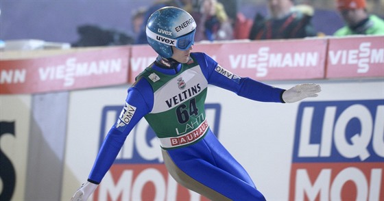 Rakouský skokan Michael Hayböck po skoku v Lahti