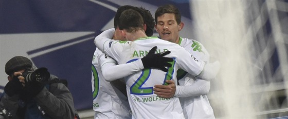 Fotbalisté Wolfsburgu slaví gól.