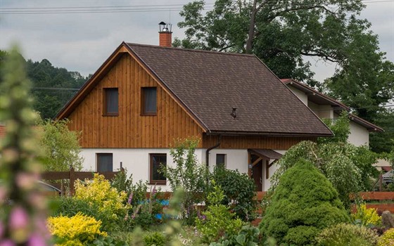 Nenápadný domek tradiního vzhledu mezi zalesnné kopce Beskyd dokonale zapadá.