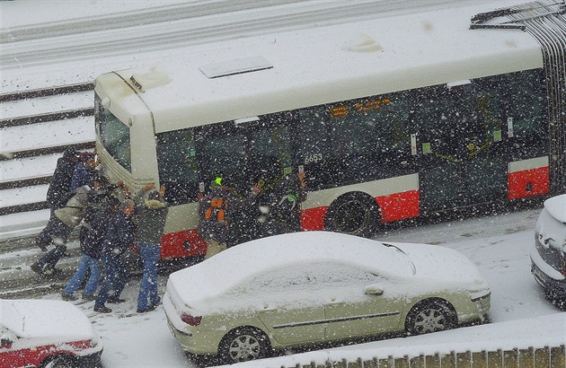 Cestující museli vlastními silami uvést do pohybu autobus, která ml kvli...