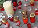 Zavradné dívce nosili v Teplicích spoluáci a kamarádi ped kolu svíky,...