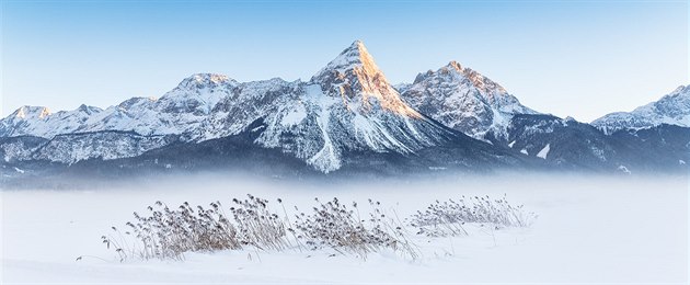 Pozdní odpoledne na pláních v tyrolské Zugspitzareně. Hora, která vypadá trochu... Pozdní odpoledne na pláních v tyrolské Zugspitzareně. Hora, která vypadá trochu...