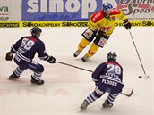 Kapitn eskobudjovickch hokejist Josef Straka se sna pejt pes soupee...