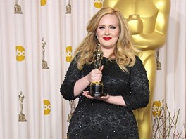 Zpvaka Adele v atech od návrháky Jenny Packhamové. (2013)