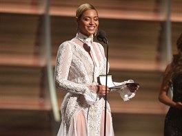 Souasná královna popu Beyoncé se pózováním na erveném koberci neobtovala a...