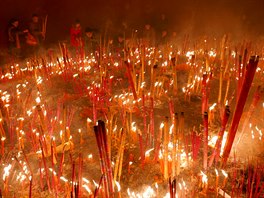 ASTNÁ VN. íané v Seuánu zapalují vonné tyinky, které jim mají pinést...