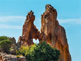 ulové skalní útvary Calanques de Piana, Korsika, Francie. Na snímku Sentier du...