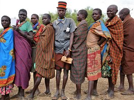 AFRICKÉ VOLBY. Píslunící kmene karamodong stojí ve front ped hlasovací...